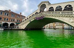 Blitz attivisti Extinction Rebellion, da Venezia a Roma fiumi tinti di verde