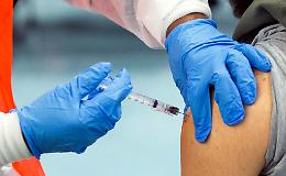 Variante Omicron, Pfizer: «Vaccino pronto a marzo»