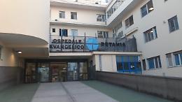 Non vuole fare fila in ospedale e inveisce contro il personale: denunciata