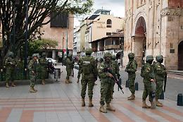 Ecuador nel caos, 10 morti. Polizia: «Due agenti assassinati da criminali armati»