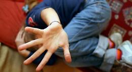 Violenta e filma il nipote di 11 anni, arrestato lo zio