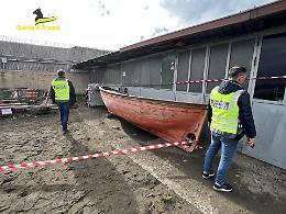 Stabilimenti balneari e ristoranti abusivi tra Napoli e Salerno, 61 denunciati