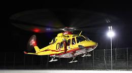Capri, auto blocca passaggio dell'ambulanza: portata in barella all'eliporto
