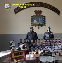 Profumi “taroccati" per San Valentino, maxisequestro