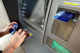 Bancomat, cambia tutto: aumenti costi sui prelievi. Ecco chi sarà più penalizzato