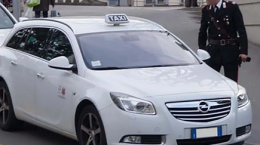 Tenta di vendere la macchina fotografica lasciata nel suo taxi, scoperto e denunciato