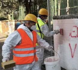Napoli, via a rimozione di altari e murales dei clan