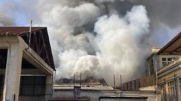In fiamme deposito in disuso a Benevento, area evacuata