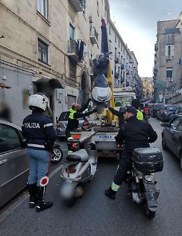 Controlli a Materdei, rimosse 21 auto e moto abbandonate