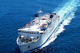 Un aliscafo finisce contro delle barche a vela nel porto di Ischia, ferito un marinaio