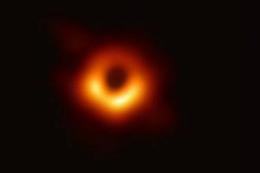 Lo scatto del secolo, la foto di un buco nero