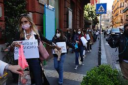 Coronavirus, proteste a Napoli: il "flash mob delle mutande"