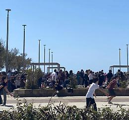 Napoli zona rossa, folla sul Lungomare e a Bagnoli