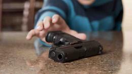 Bimbo di tre anni trova una pistola in casa e uccide il fratellino di 8 mesi
