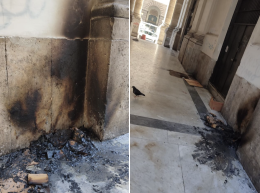 Napoli, falò nella galleria Umberto I: danni alla facciata