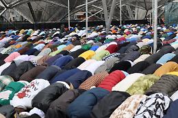 In centinaia a piazza Garibaldi per la fine del Ramadan