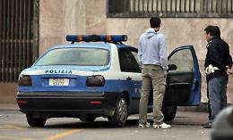 Nascondevano droga nella lavatrice, arrestate madre e figlia alla Sanità
