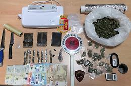 Fuorigrotta, poliziotti liberi dal servizio arrestano due giovani per droga