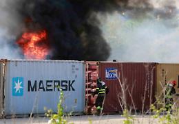 In fiamme un container a Gianturco