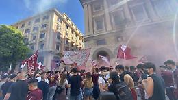 Salernitana in A, folla e assembramenti in strada