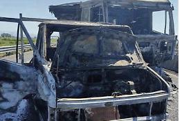 Rogo di auto, dilaniata una persona: trovato un piede mozzato sull'asfalto 