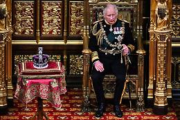 La prima volta di Carlo a Westminster, il principe parla al posto della Regina