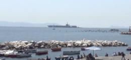 Portaerei Usa arriva a Napoli, folla di curiosi sul lungomare