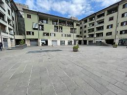 Accerchiato e pestato dal branco davanti al Municipio