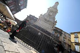 Si arrampica sull'obelisco di piazza San Domenico, poi cade e muore