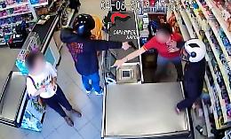 Volla, passante prende le chiavi dello scooter ai rapinatori: i carabinieri li prendono