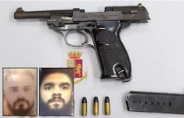 Pistola carica in auto: preso