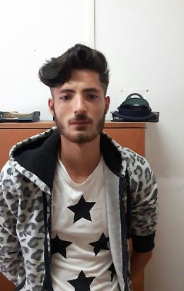 Ischia, salta su una barca e si getta in mare per sfuggire ai controlli