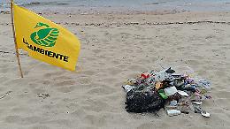 Le spiagge della Campania piene di rifiuti