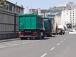 Protesta dei viaggiatori della Caremar: «Camion di rifiuti a bordo»