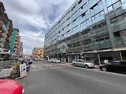 Reazione a tentativo rapina, due giovani feriti in via Diocleziano