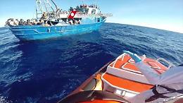 Ong, la svolta dei vescovi: «Rispettare la legge, mai pretesti a scafisti»