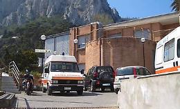 Cade mentre installa un condizionatore, morto operaio
