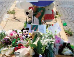 Fiori, candele e pupazzi dove è morta Maya