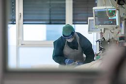 Covid Italia, salgono i ricoveri in 7 regioni: si rischia la zona gialla