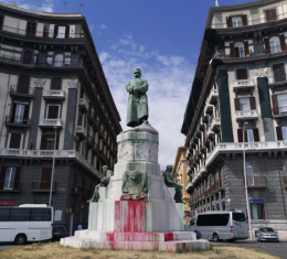 Vandalizzata la statua di Umberto I sul Lungomare