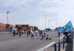 Whirlpool Napoli, dipendenti bloccano il porto
