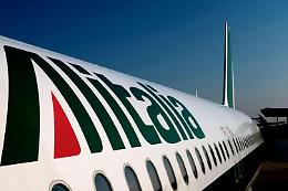 Alitalia, Ue: «Aiuti da 900 milioni del 2017 illegali, Italia li recuperi»