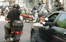 Turista rapinata del Rolex, caccia alla gang degli Elia