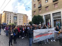Napoli, 400 in corteo per il lavoro: «Quali progetti per noi?»
