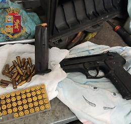 Materdei, sorpreso con pistola e munizioni: arrestato