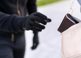 Sfila 100 euro dalle tasche di un passante, bloccato dalla polizia