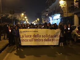 Scarpe rosse e palloncini bianchi per Catia e Luigi