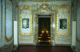 Paura alla Reggia di Caserta, giù l'intonaco in una delle stanze storiche