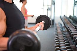 Si allenano in palestra nonostante i divieti, scattano le multe