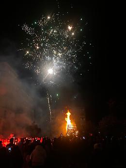 Castellammare, cori d'insulti al sindaco durante i falò dell'Immacolata